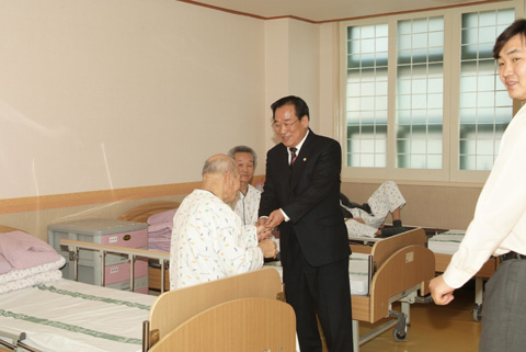 의장님과 함께 설맞이 삼가노인전문요양원 방문0