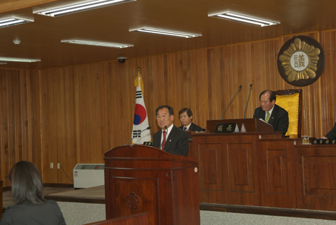 제135회 임시회 제2차 본회의에서 군정질문을 하고 있는 조호연의원0