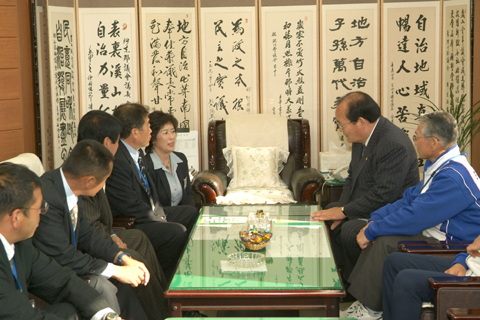 2007년 합천벚꽃마라톤대회에 참가한 일본 미토요시의회 의장단과 대회참가자들0