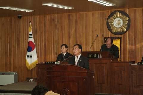 제144회 임시회 제2차 본회의에서 군정질문하고 있는 조호연의원0