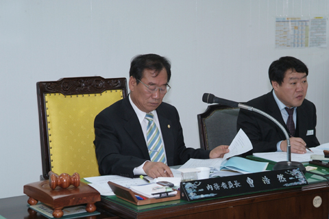 제145회 제2차 정례회 제2차 내무위원회를 진행하고 있는 조호연 내무위원장0