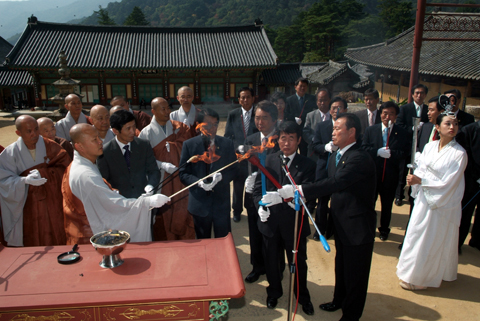 군민체육대회 성화를 채화 중인 문을주의장0