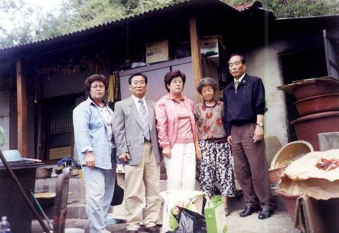 불우이웃에게 추석위문품 전달시 윤종수면장과 함께.0