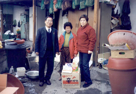 불우이웃에게 설위문품 전달시 회원과 함께.0