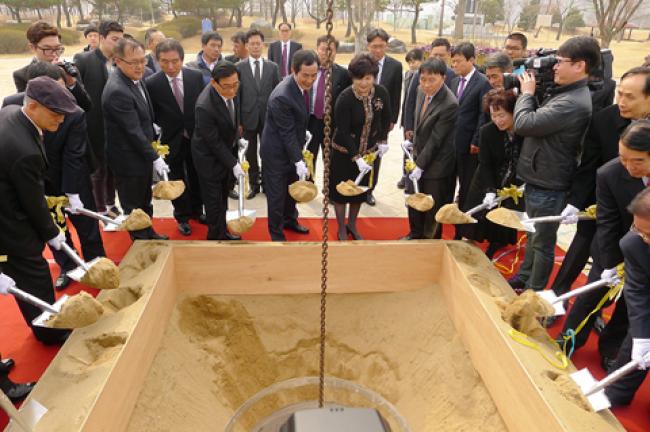 통합 합천 100주년 기념식 중 타임캡슐 매설식3