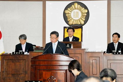 복지행정위원회 심사결과보고를 하고 있는 허홍구의원0