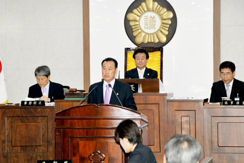 산업건설위원회 심사결과보고를 하고 있는 문을주의원0