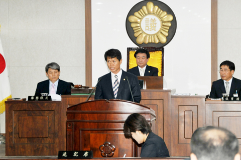 예산결산특별위원회 심사결과보고를 하고 있는 정종석의원0