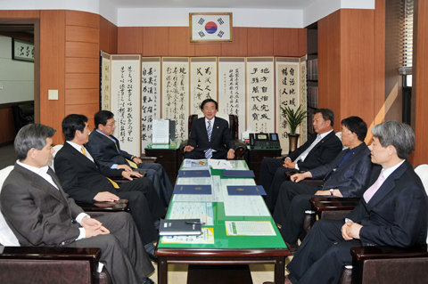 2011년 합천군 세입세출결산검사위원 위촉장 수여0