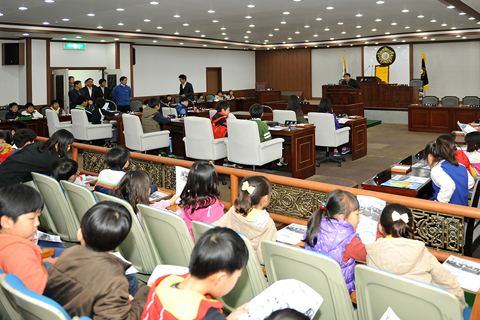 합천초등학교 학생 의회견학1