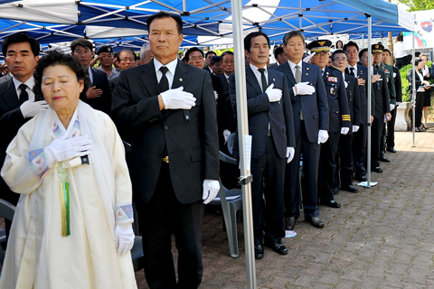 현충일 기념식 현충탑 참배0