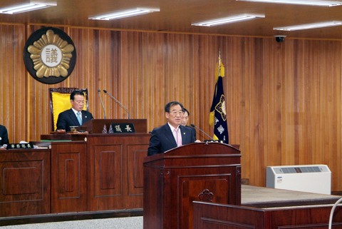 제150회 임시회 제3차 본회의에서 제2회 추가경정예산안 심사결과 보고를 하고 있는 조호연 예결특위 위원장0