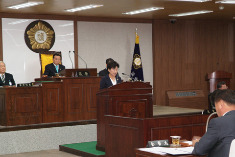 의안심사 결과보고 중인 박수남 의회운영위원장0