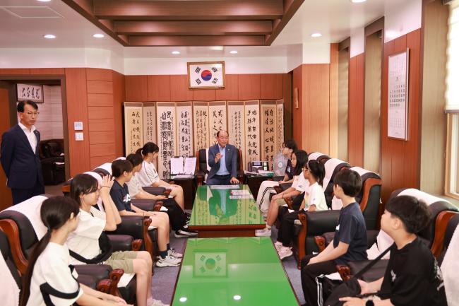 적중초등학교 합천군의회 견학1