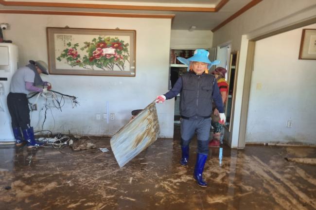 합천군의회 집중호우 수해에 따른 수해복구 지원 활동0