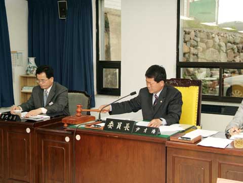 4월27일 산업건설위원장에 당선된 윤재호의원