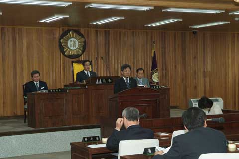 제130회 임시회 제1차 본회의에서 성상경운영위원장 성명서채택안에 대한 심사결과보고서 낭독