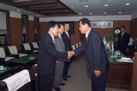 2005회계년도 합천군결산검사위원 위촉장 전달