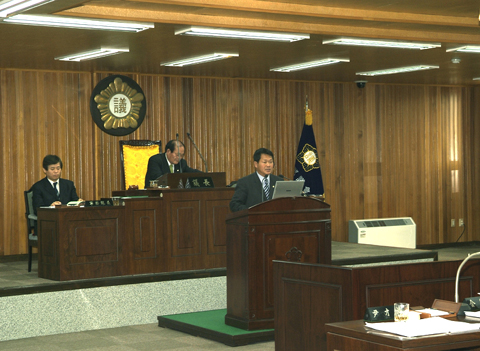 제135회 임시회 제2차 본회의에서 군정질문을 하고 있는 윤재호의원