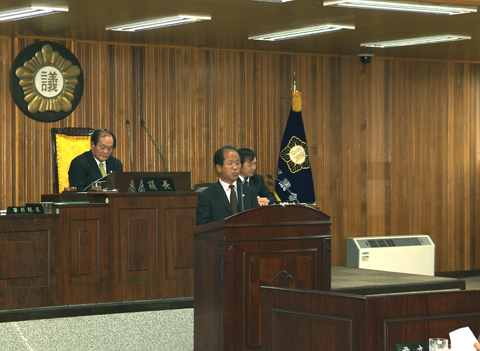 제135회 임시회 제2차 본회의에서 군정질문을 하고 있는 김학구의원