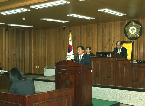 제135회 임시회 제2차 본회의에서 군정질문을 하고 있는 박우근의원