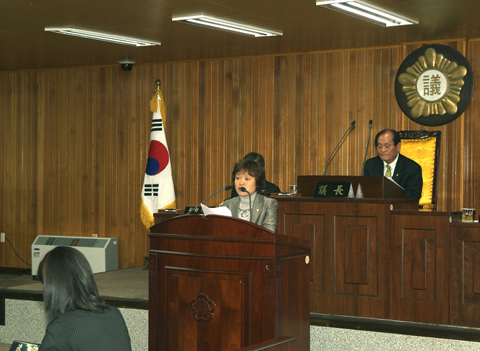 제135회 임시회 제2차 본회의에서 군정질문을 하고 있는 박현주의원