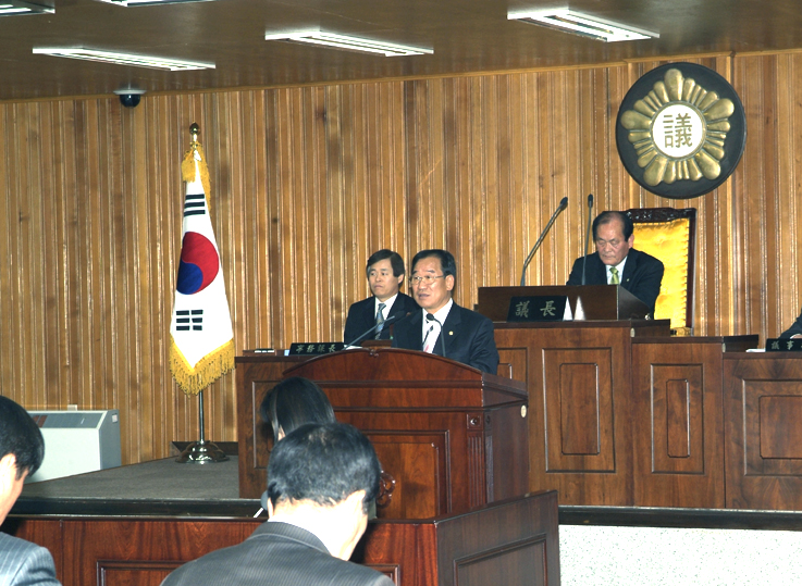 제135회 임시회 3차 본회의에서 내무위원회 의안심사결과보고를 하고 있는 조호연의원