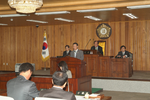 한.미자유무역협정 중단촉구결의문을 낭독하는 문을주의원