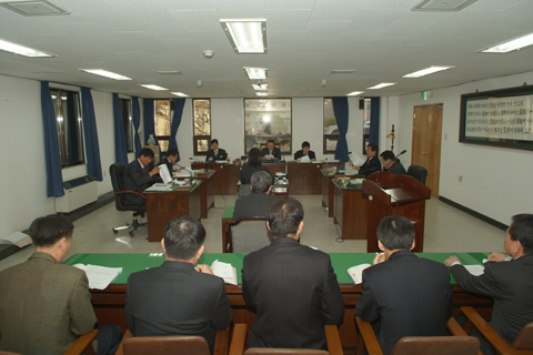 제136회 제2차 정례회 산업건설위원회 회의중