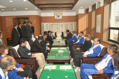 2007년 합천벚꽃마라톤대회에 참가한 일본 미토요시의회 의장단과 대회참가자들