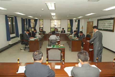 제140회 임시회 산업건설위원회 회의중