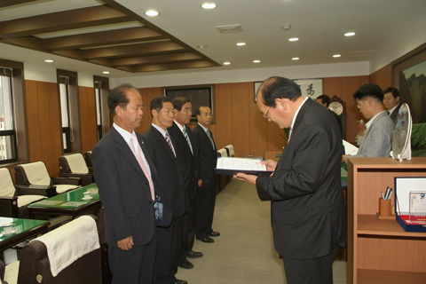 2006년 합천군세입세출결산검사위원으로 선임된 위원들에게 위촉장 수여