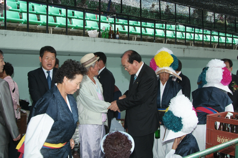 군민체육대회 행사 참석