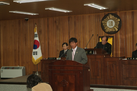 제144회 임시회 제2차 본회의에서 군정질문하고 있는 이창균의원