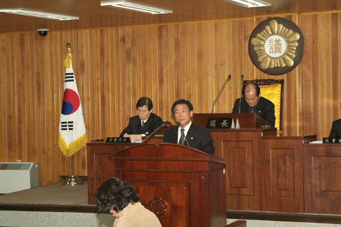 제144회 임시회 제2차 본회의에서 군정질문하고 있는 박우근의원