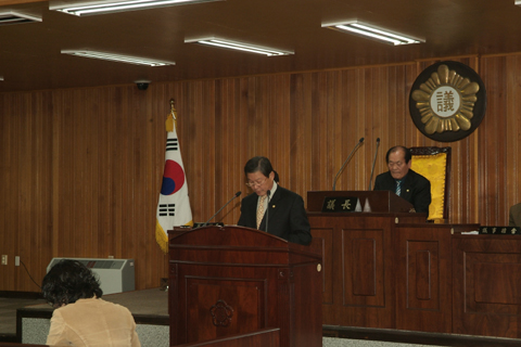 제144회 임시회 제3차 본회의에서 군정질문하고 있는 허홍구의원