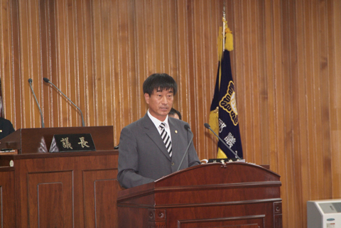 의안심사결과 보고를 하고 있는 이창균산업건설위원장