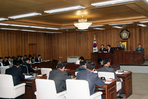 군정질문에 답변하고 있는 심의조군수