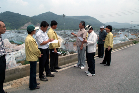 적중면 돌풍피해지역 점검 중인 의원들