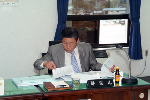 합천군 공유재산 변경분을 심사중인 허홍구의원