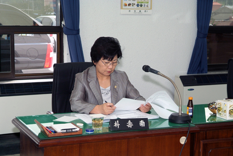 합천군 공유재산 변경분을 심사 중인 박수남의원