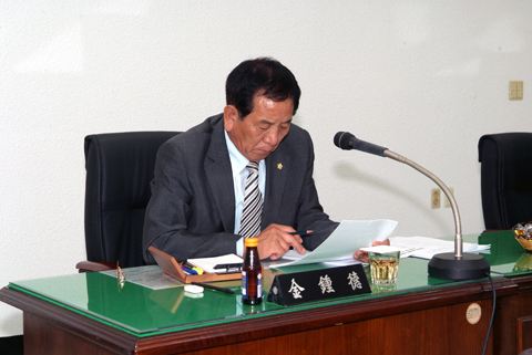 2008년 2회 추경예산을 심사하고 있는 김종덕의원