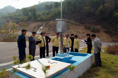 대양면 소재 생활폐기물처리시설 현장확인 활동 중인 특별위원회 위원들