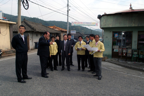 가야면 지방도 1084호선 숭산삼거리 현장확인 활동 중인 특별위원회 위원들