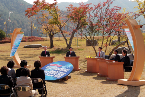 KNN TV토론회에 패널로 참석하여 토론하고 있는 문을주의장