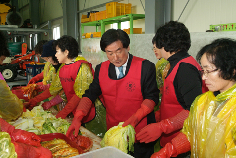 불우세대 김장담그기행사 참석