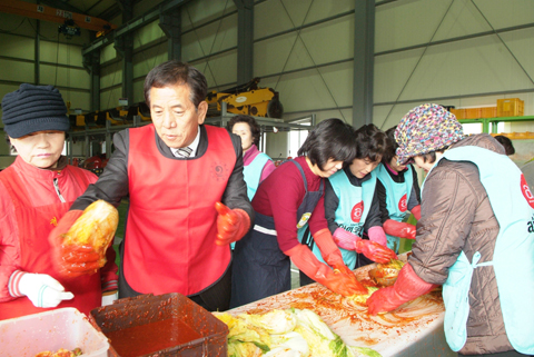 불우세대 김장담그기행사 참석