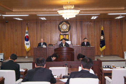 군절질문에 대한 답변을 하고 있는 심의조군수