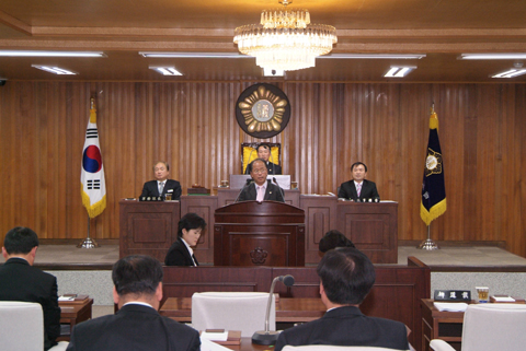 군정질문을 하고 있는 김학구의원