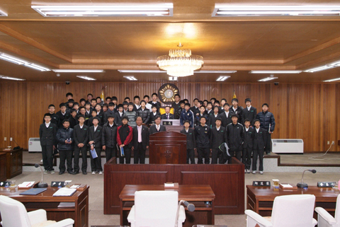 의회 회의를 방청하러 온 합천중학교 학생들과 기념촬영